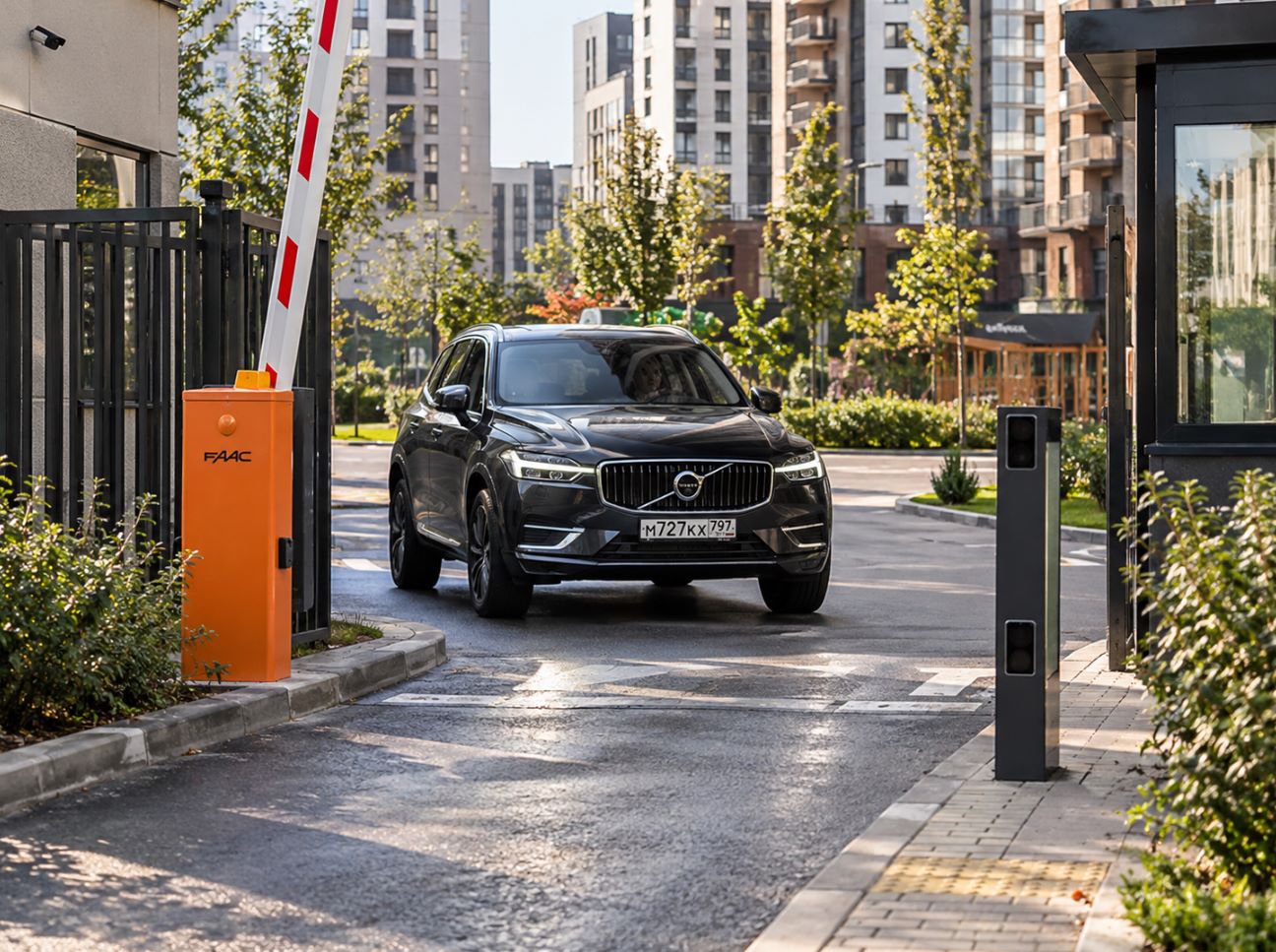 Автоматический шлагбаум на въезде в ЖК